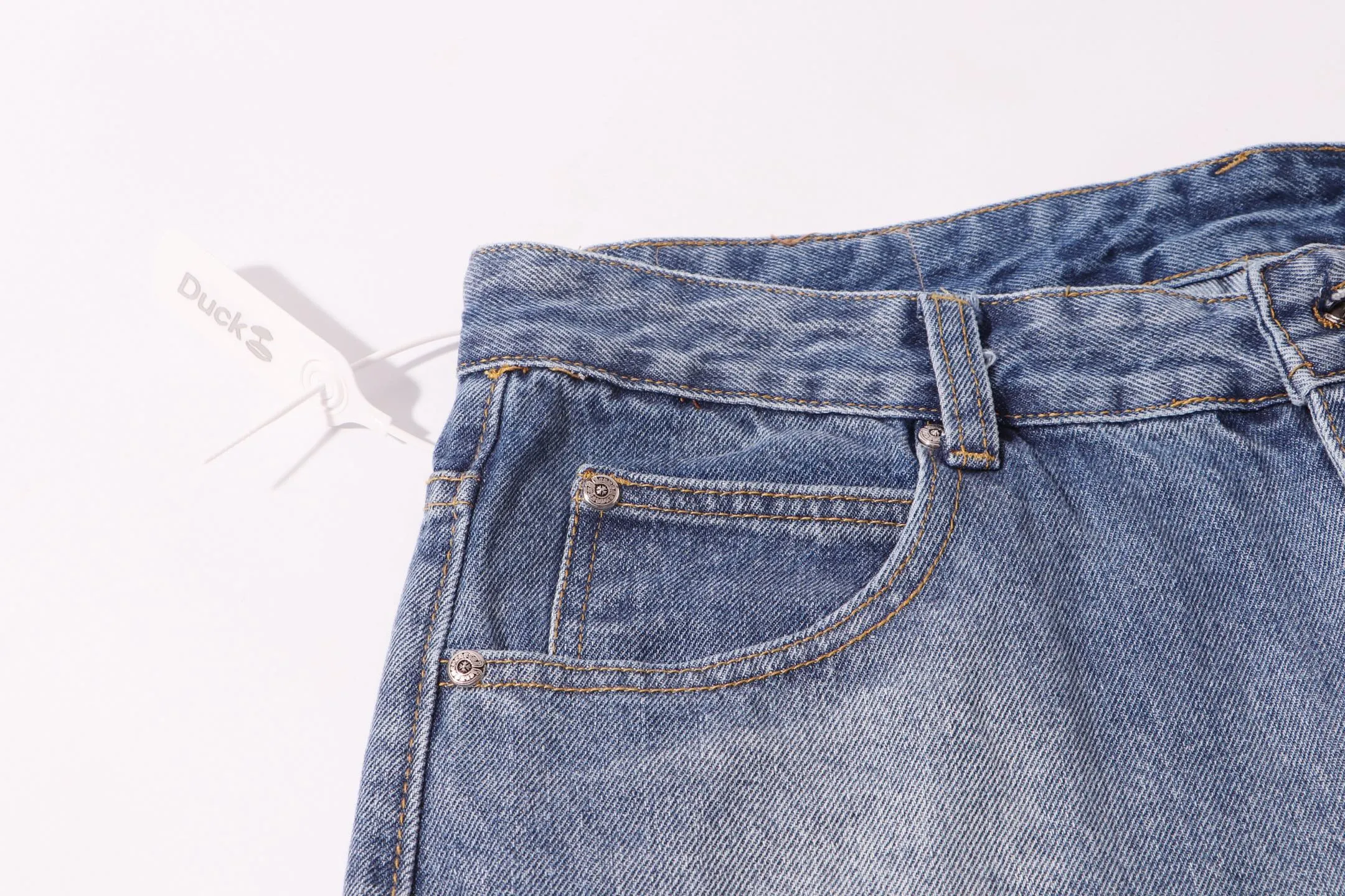 P260 Style number: H906 Croxin & 𝐂𝐡𝐫𝐨𝐦𝐞 𝐇𝐞𝐚𝐫𝐭 ss25 blue pants orange skin Sanskrit leather limited edition patchwork jeans. Styles with different washed textures are very friendly to people with thin legs. The slightly flared version perfectly modifies the leg shape. The timeless and moderate length makes it easy to match and match. It is the basis for various styles and is a must-have in your wardrobe! The fabric is stiff but also makes the upper body soft without losing texture. The washing process is even more perfect. It is a must-have item for everyone! ! ! Washed wheat, hang tag, pants label, three labels complete Color: blue Size: 28-30-32-34